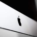 Foto che mostra il logo Apple presente sui computer Mac