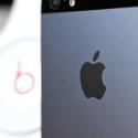 Foto che mostra un iPhone 5S e le cuffie Beats