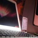 Foto che mostra un MacBook, un iPhone e un iMac