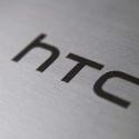 Foto del logo di HTC sul retro di un device