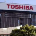 Foto del logo Toshiba su un palazzo